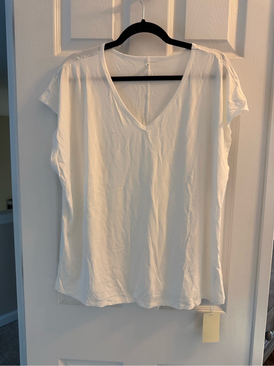 HALARA Tops - HALARA White V-Neck Short Sleeve Tee